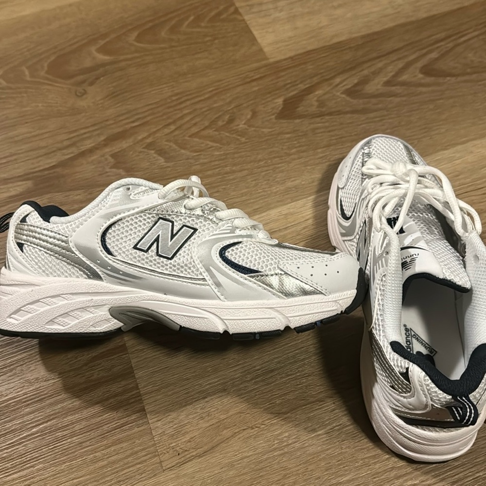 men size 6 euro size 28 or women’s size 7.5. To big for me never worn.